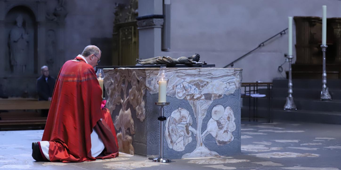 Bischof Ackermann bei der Kreuzverehrung im Dom an Karfreitag