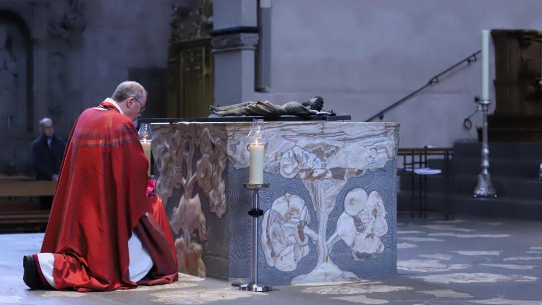 Bischof Ackermann bei der Kreuzverehrung im Dom an Karfreitag