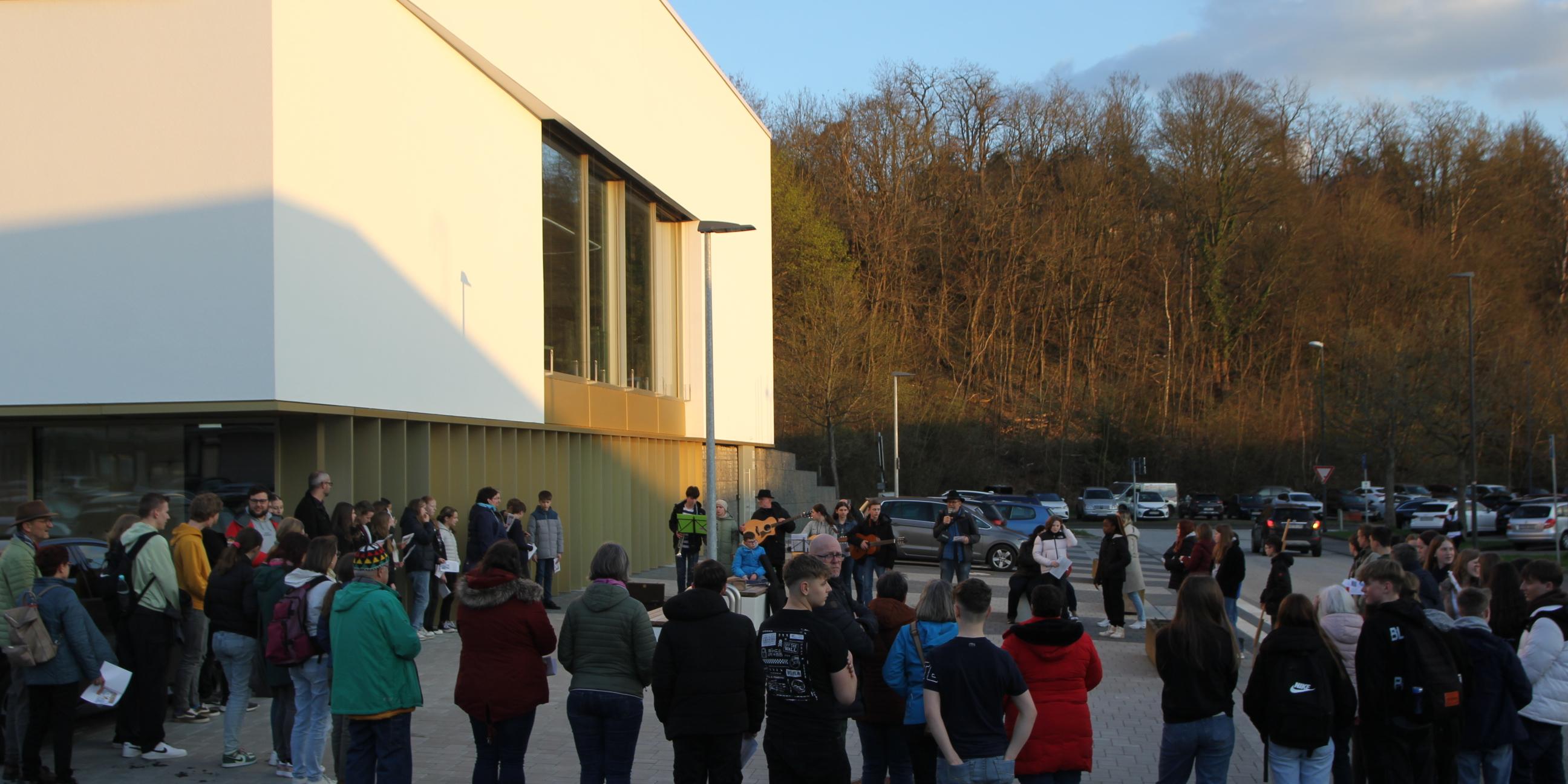 Die erste Station des gut besuchten Kreuzweges fand vor dem Hunsrückbad statt.