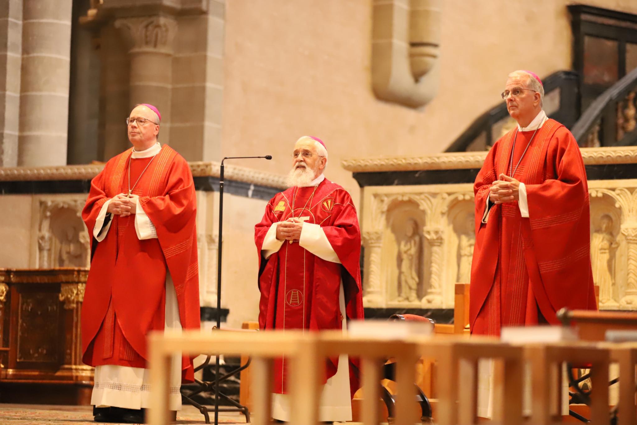 Der Magdeburger Bischof Dr. Gerhard Feige, links daneben Bischof Dr. Stephan Ackermann und rechts Weihbischof Jörg Michael Peters