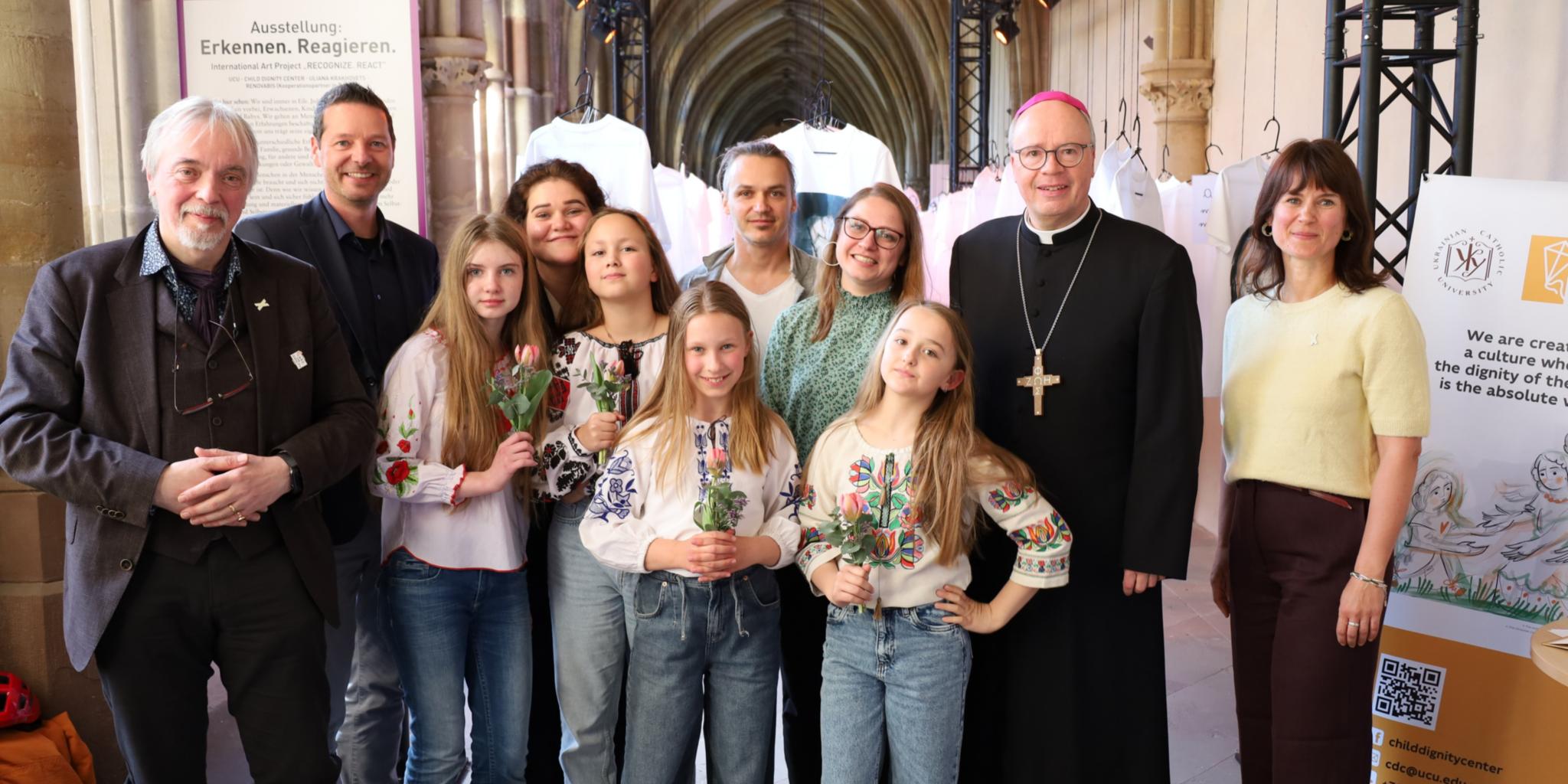 Gruppenfoto: Dr. Andreas Zimmer, Dr. Thorsten Hoffmann, Khrystyna Shabat, Tomek Welke, Ivanka Rudakevych, Bischof Dr. Stephan Ackermann und Sarah Schmitz (vlnr.) zusammen mit Kindern des Kinderchor „Bravo“ der Deutsch-Ukrainischen Gesellschaft Trier.