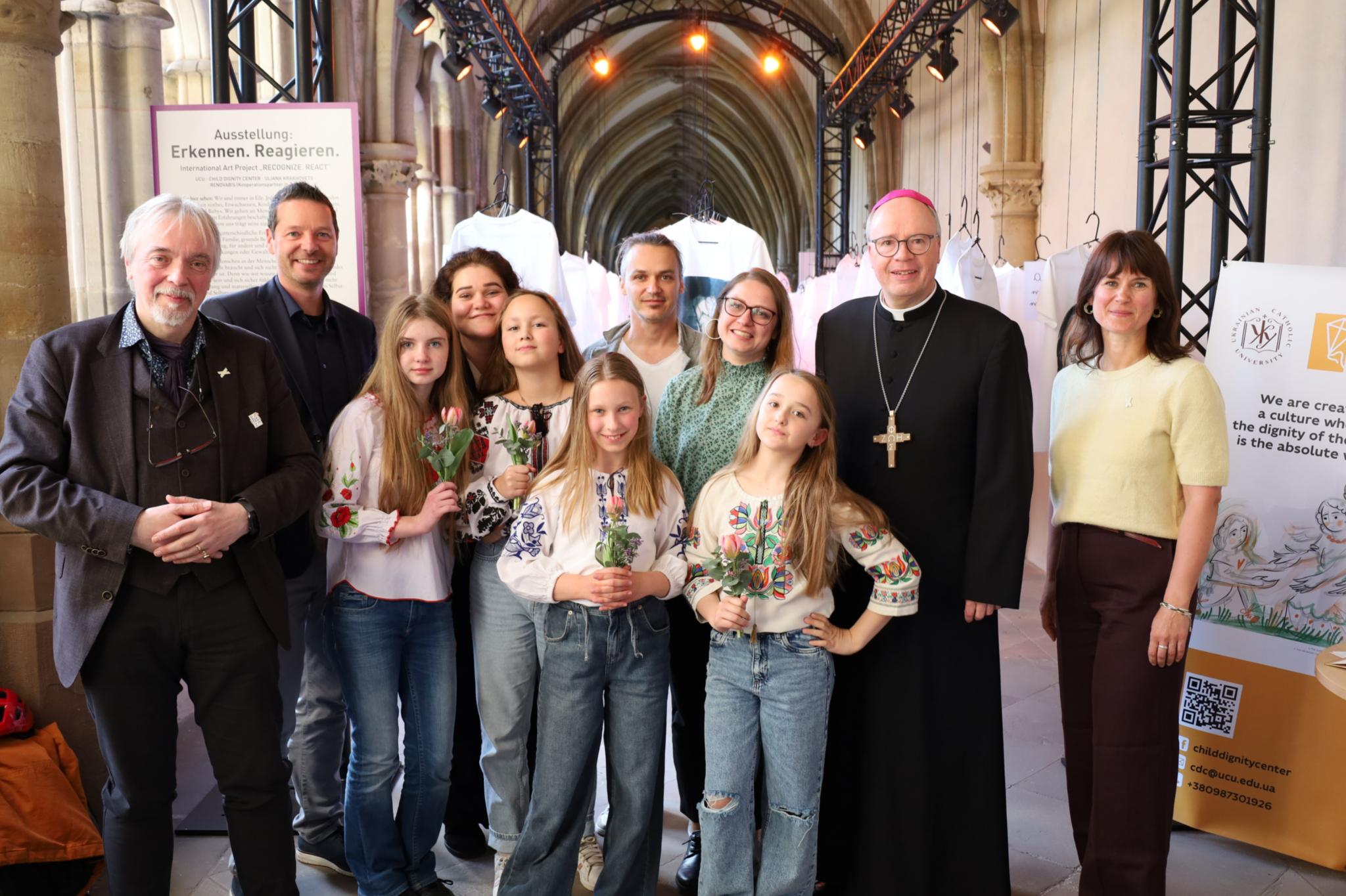 Gruppenfoto: Dr. Andreas Zimmer, Dr. Thorsten Hoffmann, Khrystyna Shabat, Tomek Welke, Ivanka Rudakevych, Bischof Dr. Stephan Ackermann und Sarah Schmitz (vlnr.) zusammen mit Kindern des Kinderchor „Bravo“ der Deutsch-Ukrainischen Gesellschaft Trier.
