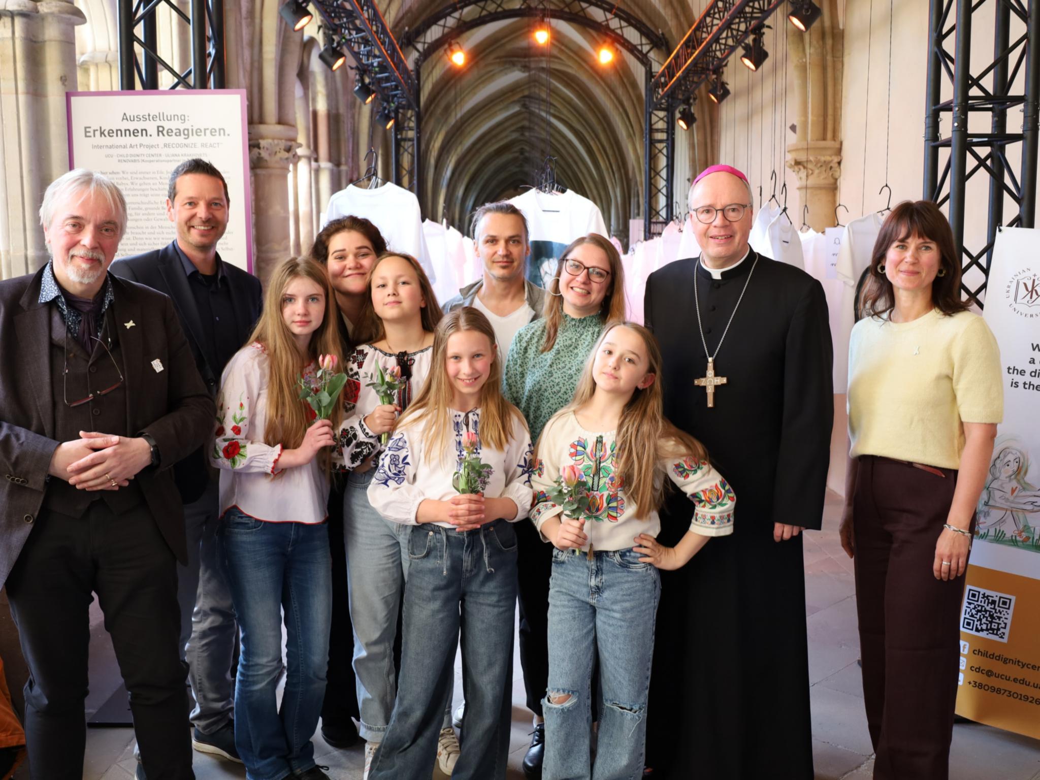 Gruppenfoto: Dr. Andreas Zimmer, Dr. Thorsten Hoffmann, Khrystyna Shabat, Tomek Welke, Ivanka Rudakevych, Bischof Dr. Stephan Ackermann und Sarah Schmitz (vlnr.) zusammen mit Kindern des Kinderchor „Bravo“ der Deutsch-Ukrainischen Gesellschaft Trier.