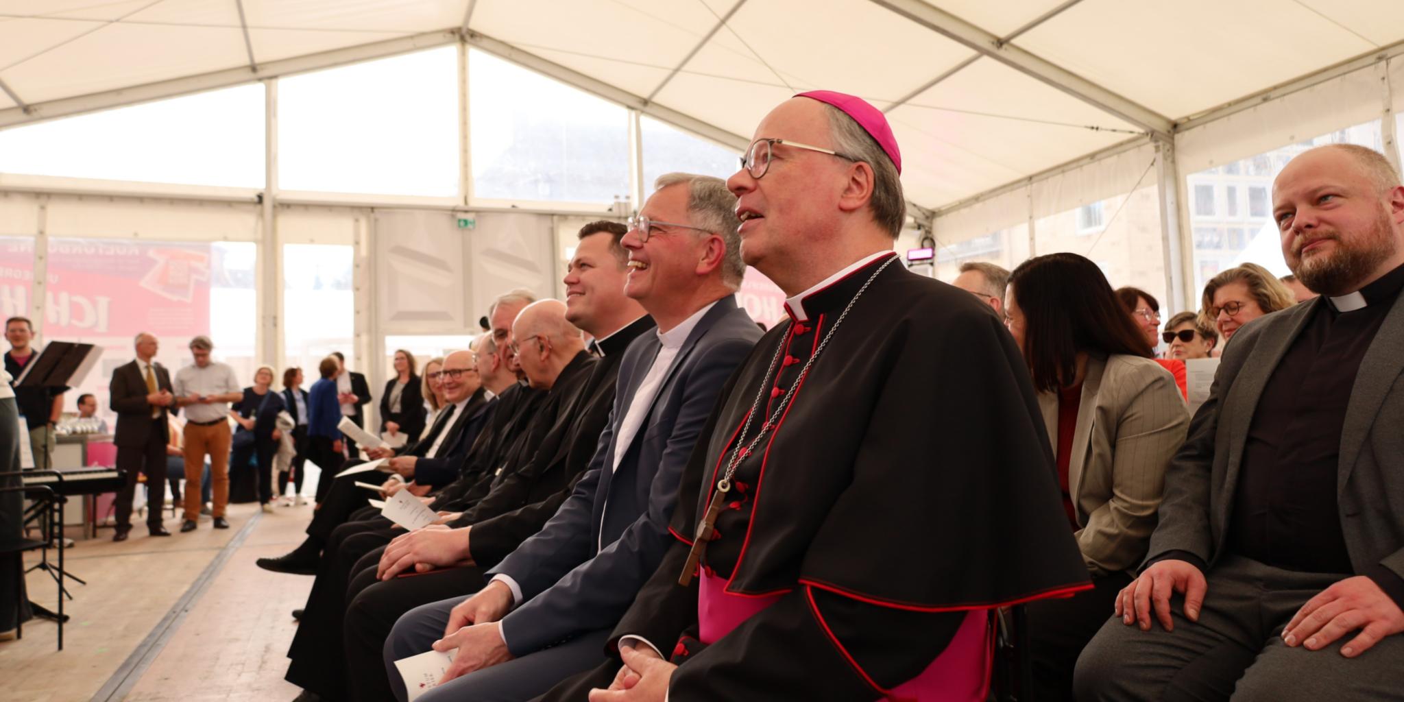 Blick ins vollbesetzte Zelt auf dem Domfreihof