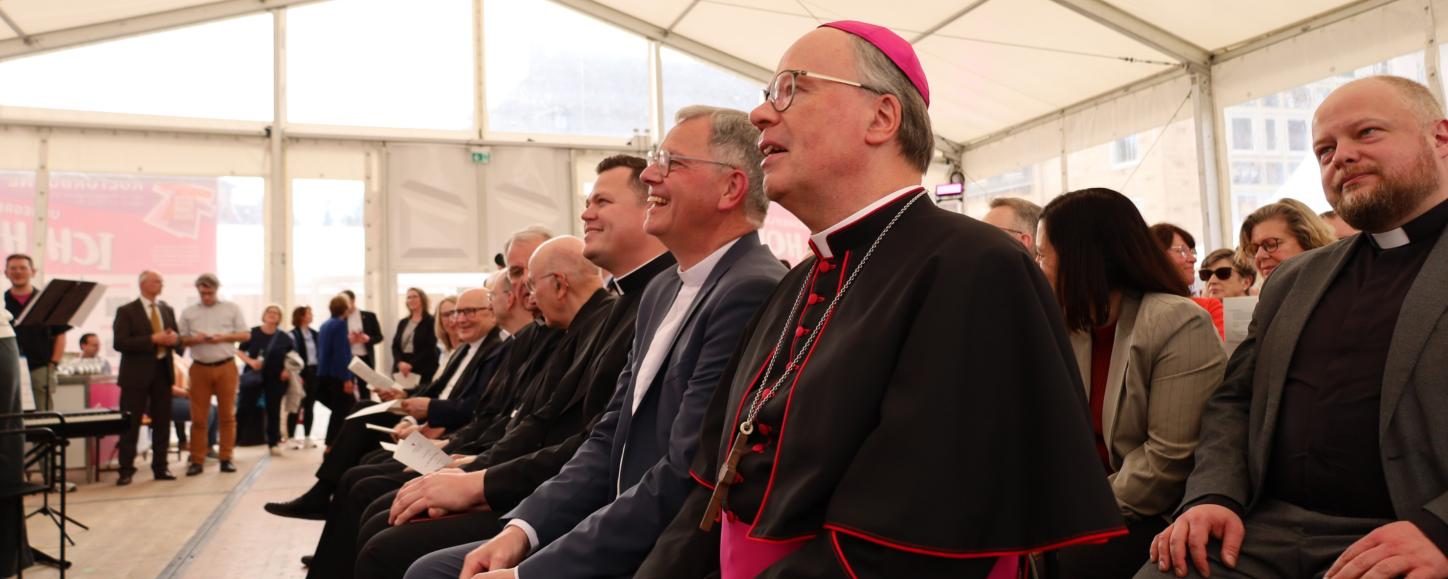 Blick ins vollbesetzte Zelt auf dem Domfreihof