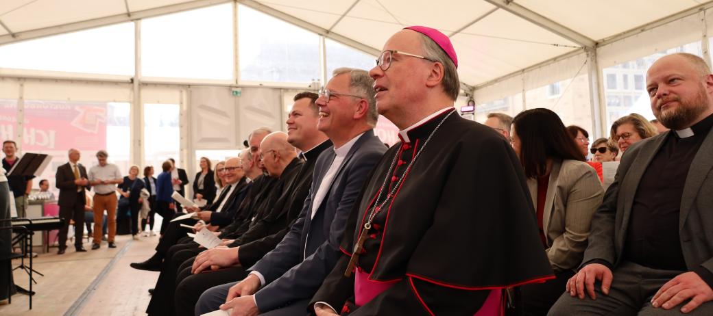 Blick ins vollbesetzte Zelt auf dem Domfreihof