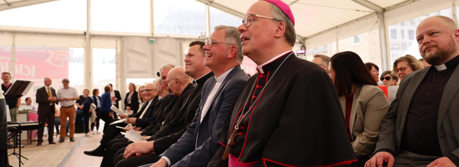 Blick ins vollbesetzte Zelt auf dem Domfreihof