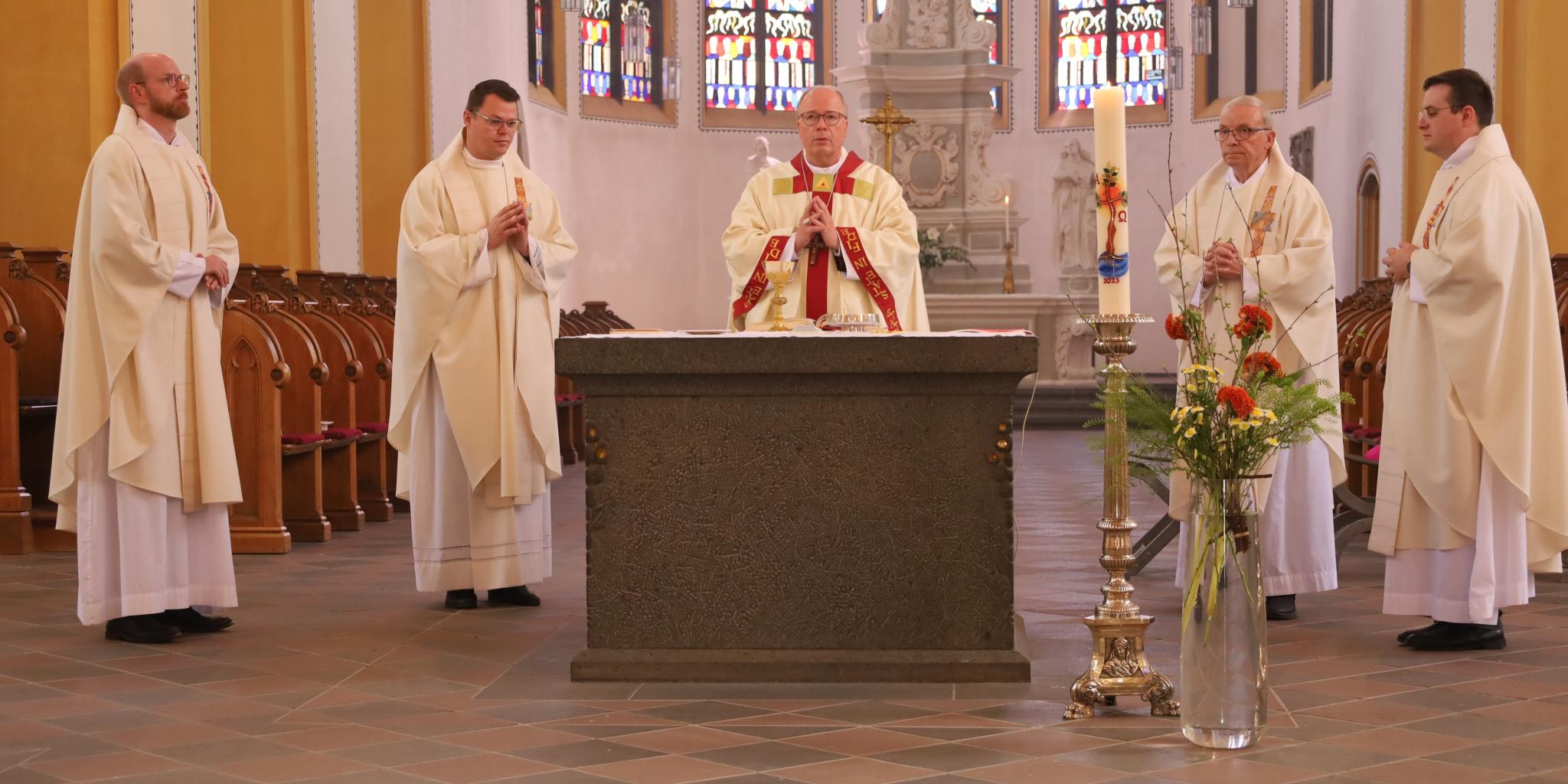Bischof Ackermann (Mitte) stand dem Gottesdienst vor; Konzelebranten waren Spiritual Jan Lehmann,  Regens Tim Sturm, Kaplan Adrian Sasmaz und Domkapitular em. Klemens Hombach (vlnr.)