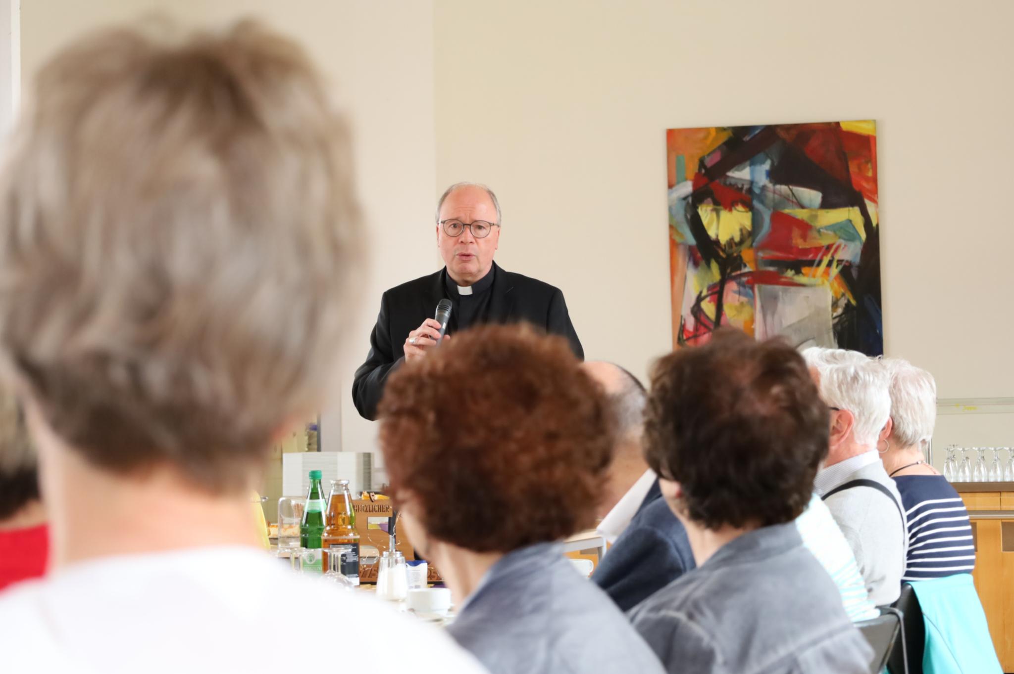 Bischof Ackermann im Gespräch mit Ehrenamtlichen der TelefonSeelsorge