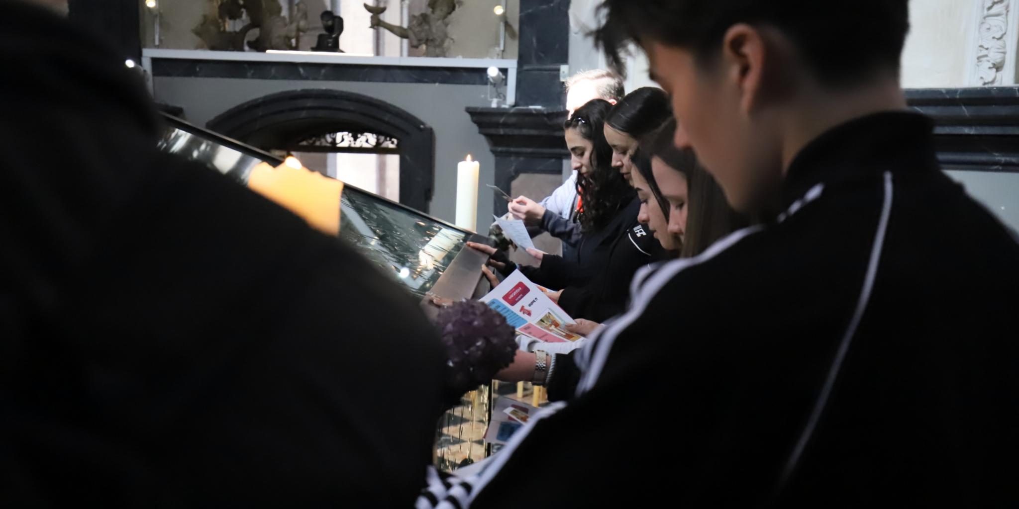 Jugendliche in der Heiltumskammer beim Heiligen Rock