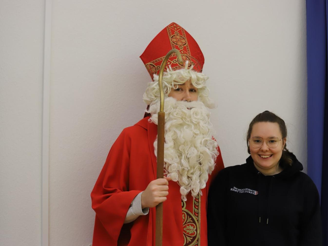 Lara Kasel und Patrick Baum sind schon in der richtigen Stimmung für den Nikolausabend.