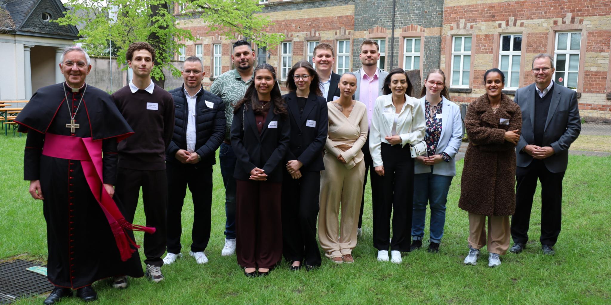 Gruppenfoto zusammen mit Weihbischof em. Franz Josef Gebert