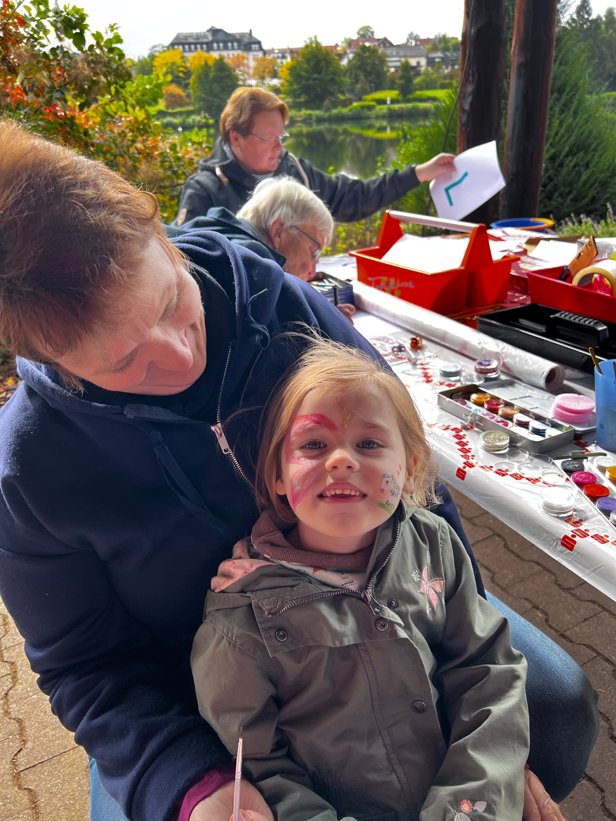 Kinderschminken bei der längsten Kaffeetafel des Hochwalds.