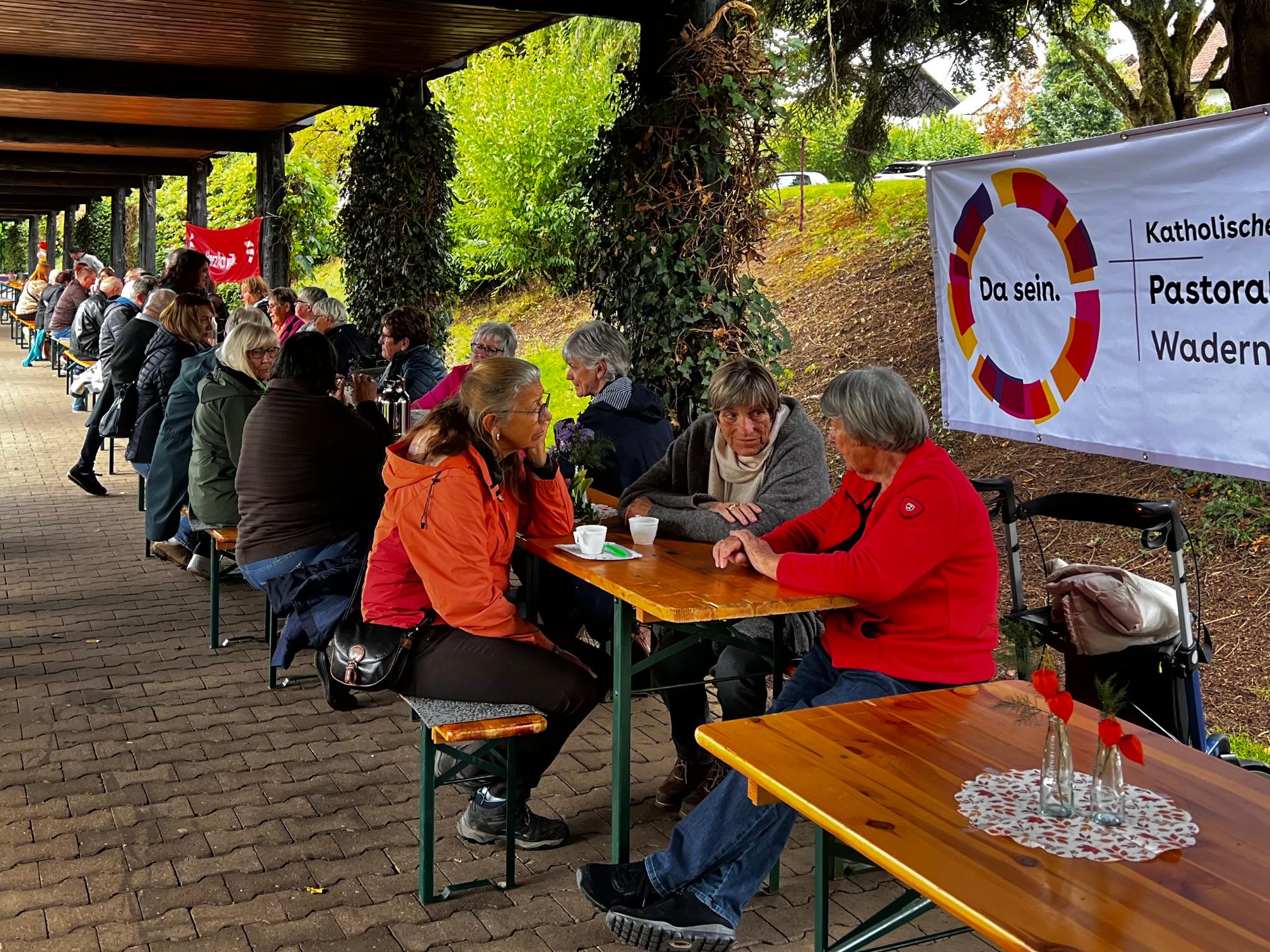Zum ersten Mal fand die 'Längste Kaffeetafel des Hochwalds' in Weiskirchen statt.