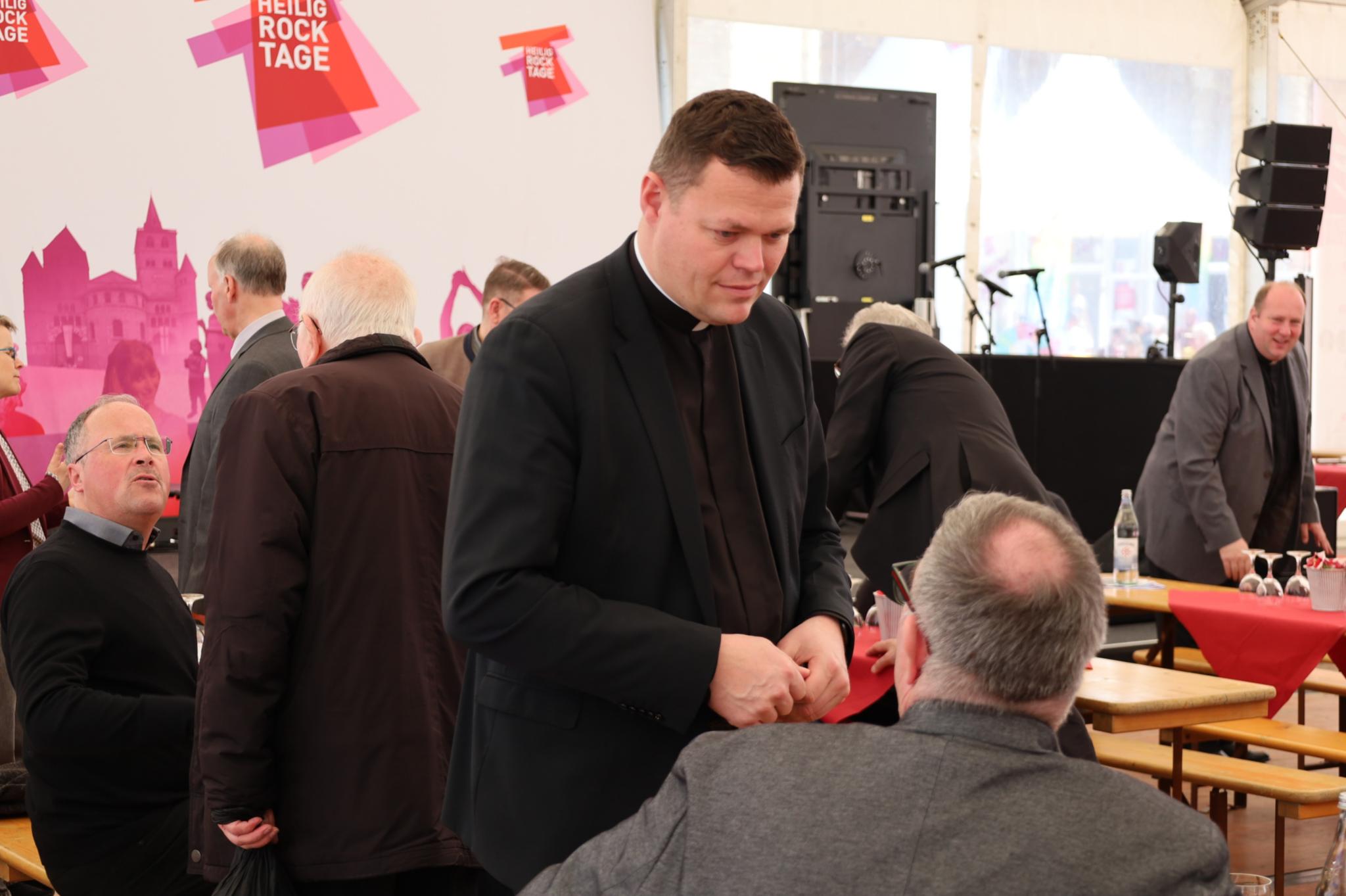 Generalvikar Tim Sturm im Gespräch mit Priestern.