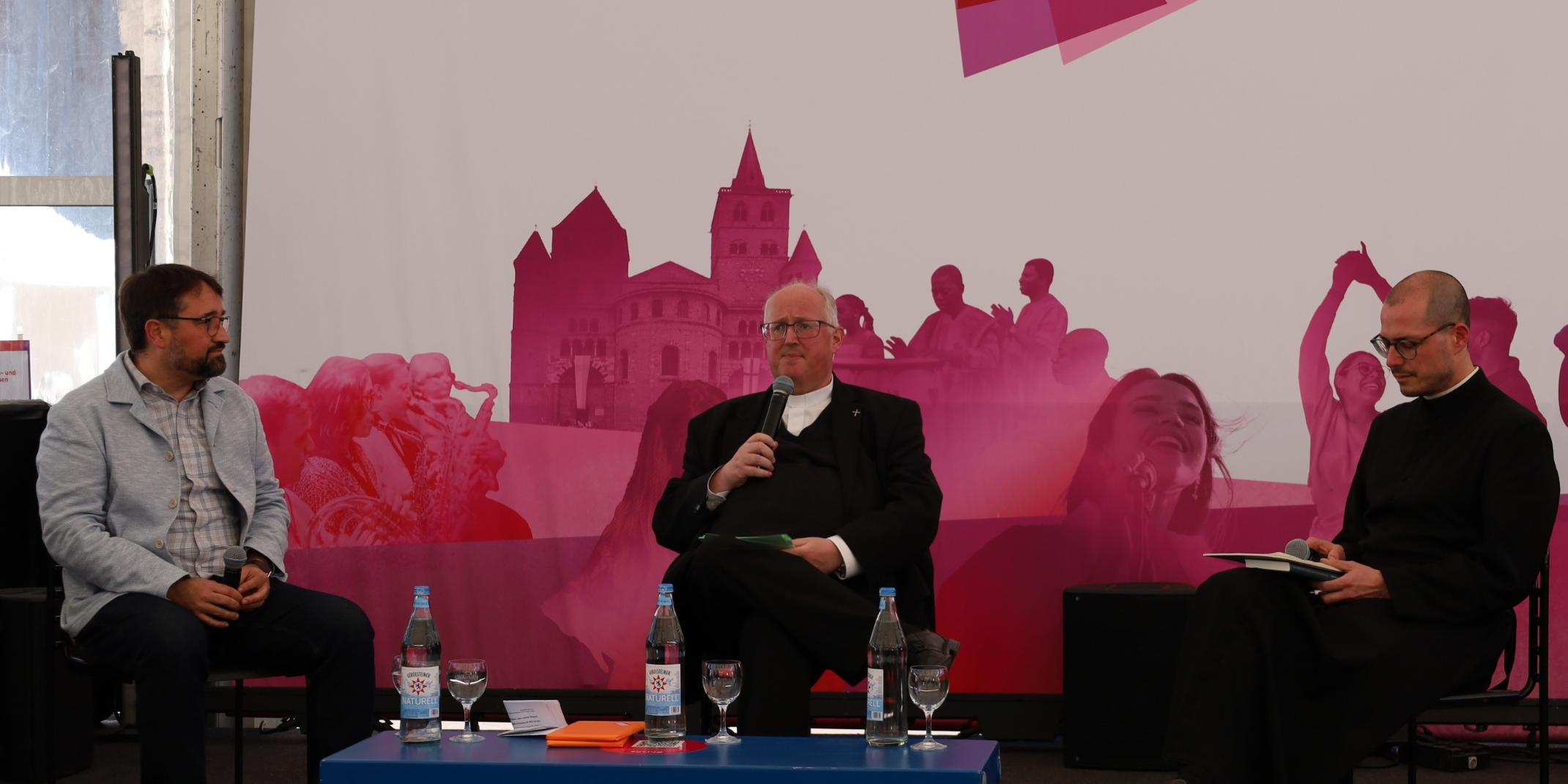 Podiumsdiskussion mit Dr. Michael Meyer, Kooperator im Pastoralen Raum Merzig, Dr. Volker Malburg, zuständig für die Fortbildungen der Priester, und Pfarrprovisor Xandro Pachta-Reyhofen von der Gemeinschaft St. Martin (vlnr.)