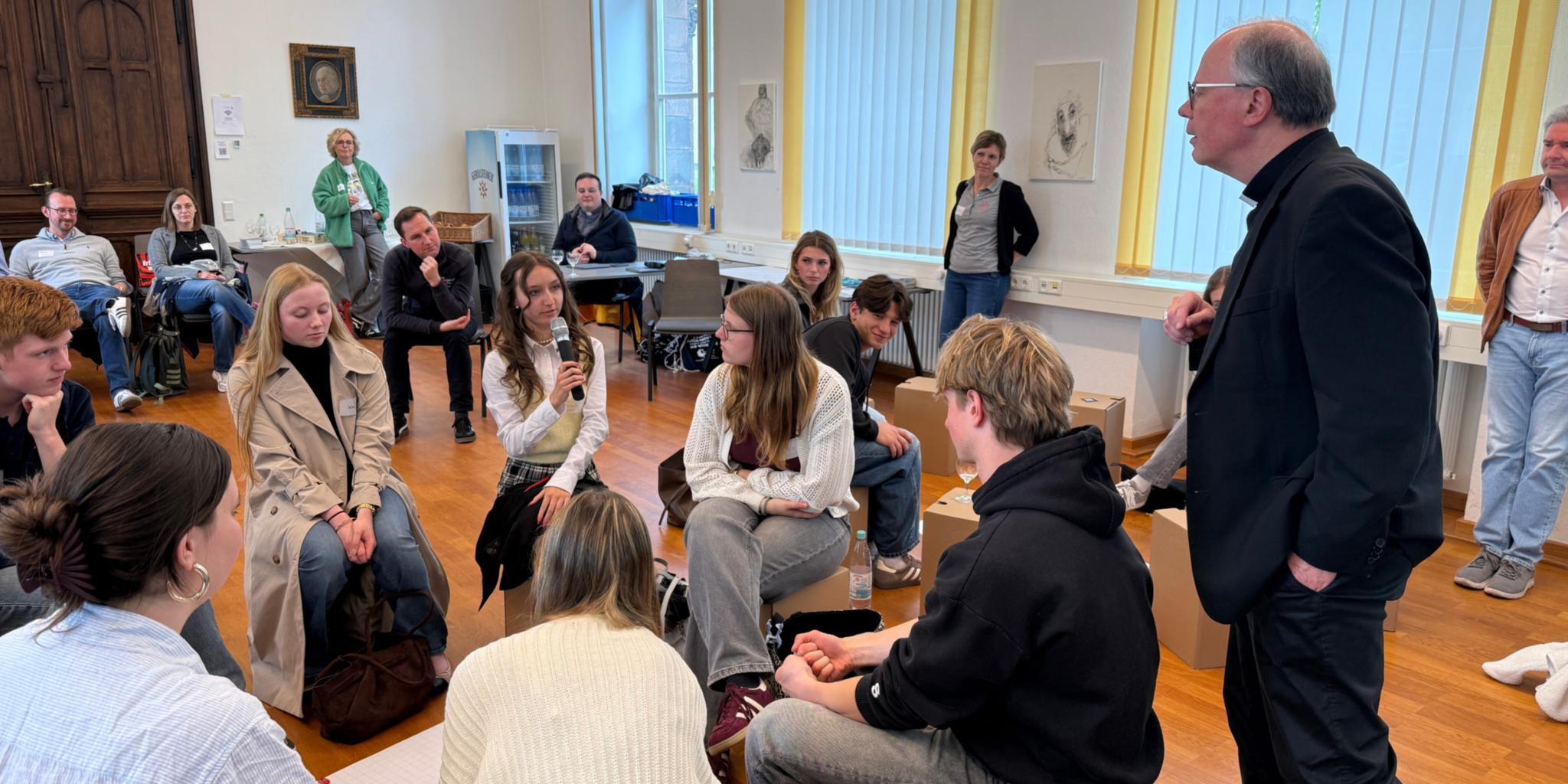 Bischof Ackermann im Gespräch mit Schülerinnen und Schülern