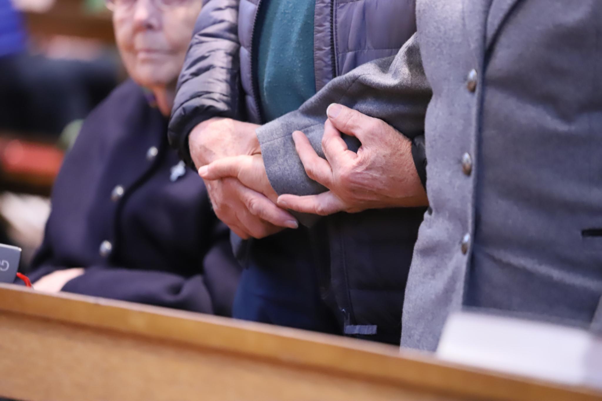 Das Jubelpaar hält sich an den Händen, es ist bereits seit 65 Jahren verheiratet.
