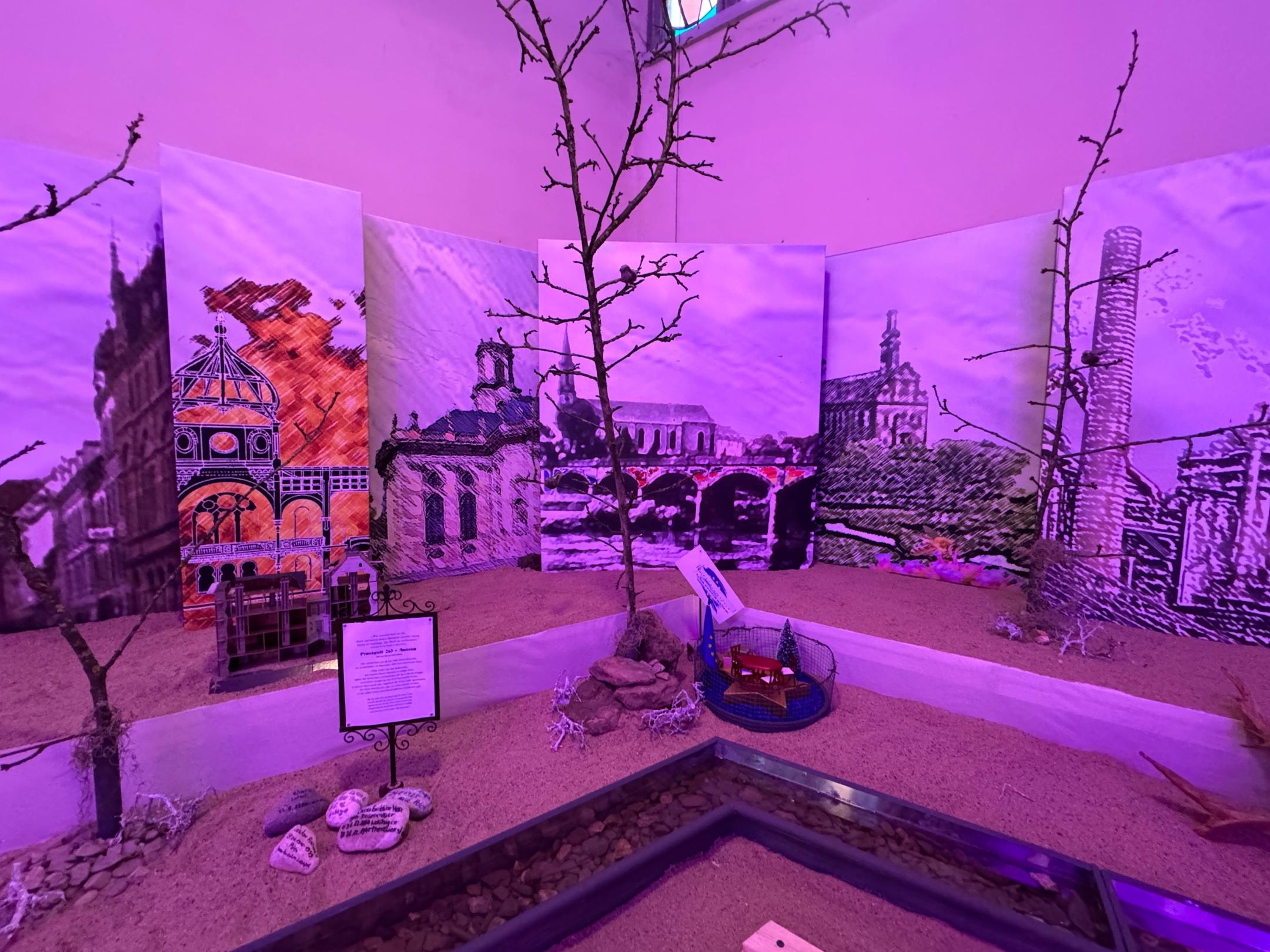 Blick in die Krippe mit dem Anne Frank Haus und Einblicke in die europäische Situation