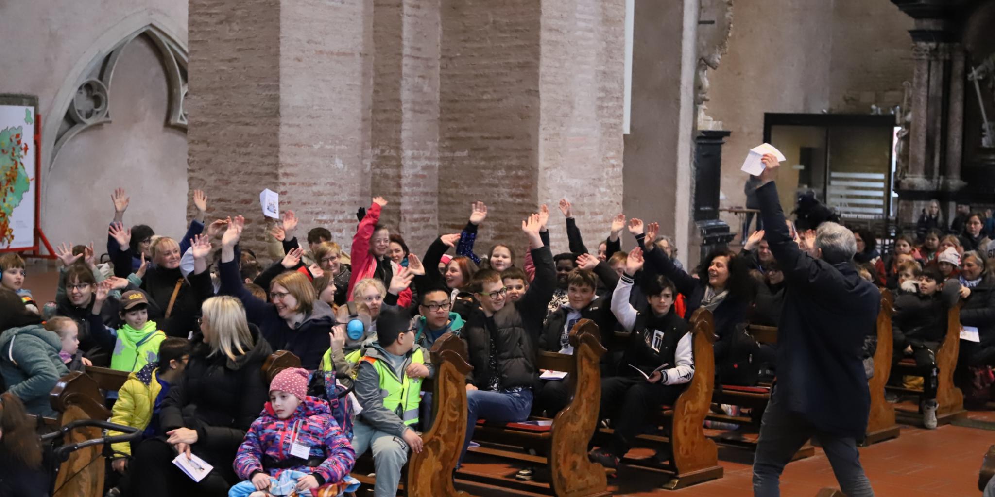 Teamleiter Patrick Wilhelmy begrüßt die Kinder beim Begegnungstag der Förderschulen im Dom