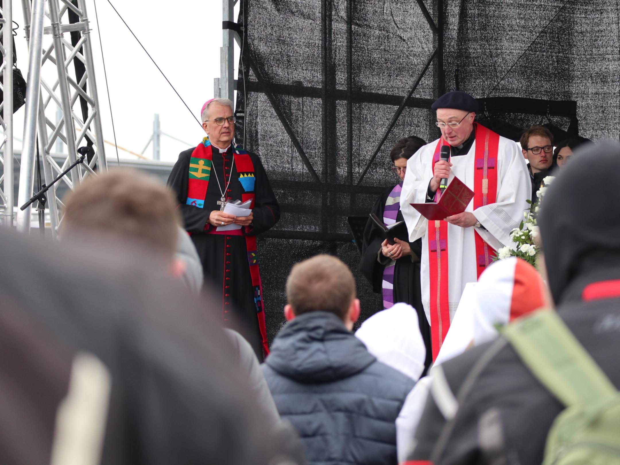 Pfarrer Klaus Kohnz beim ökumenischen Gottesdienst, links daneben Weihbischof Jörg Michael Peters