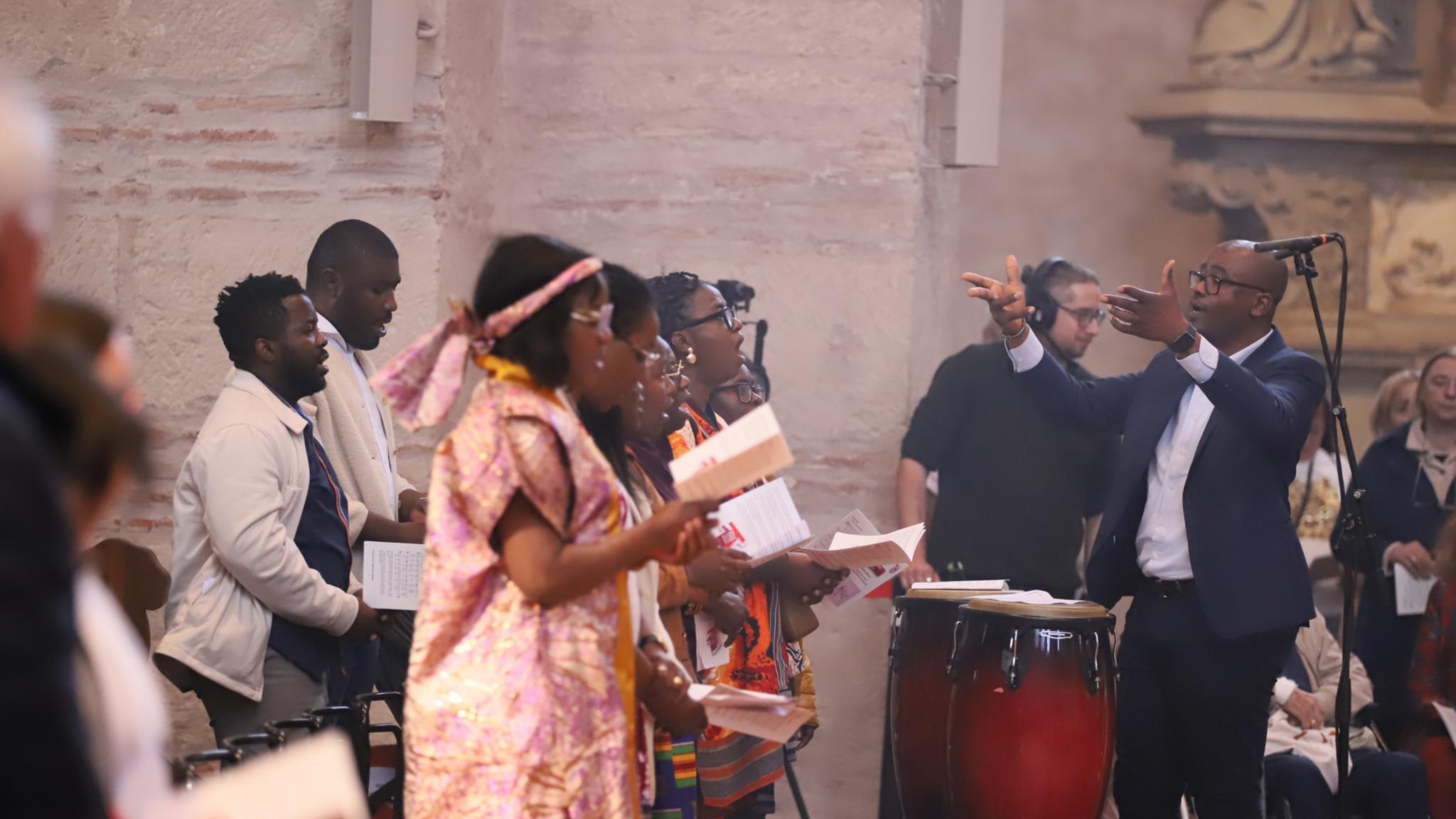 Muttersprachliche Gemeinden beim Musizieren im Trierer Dom