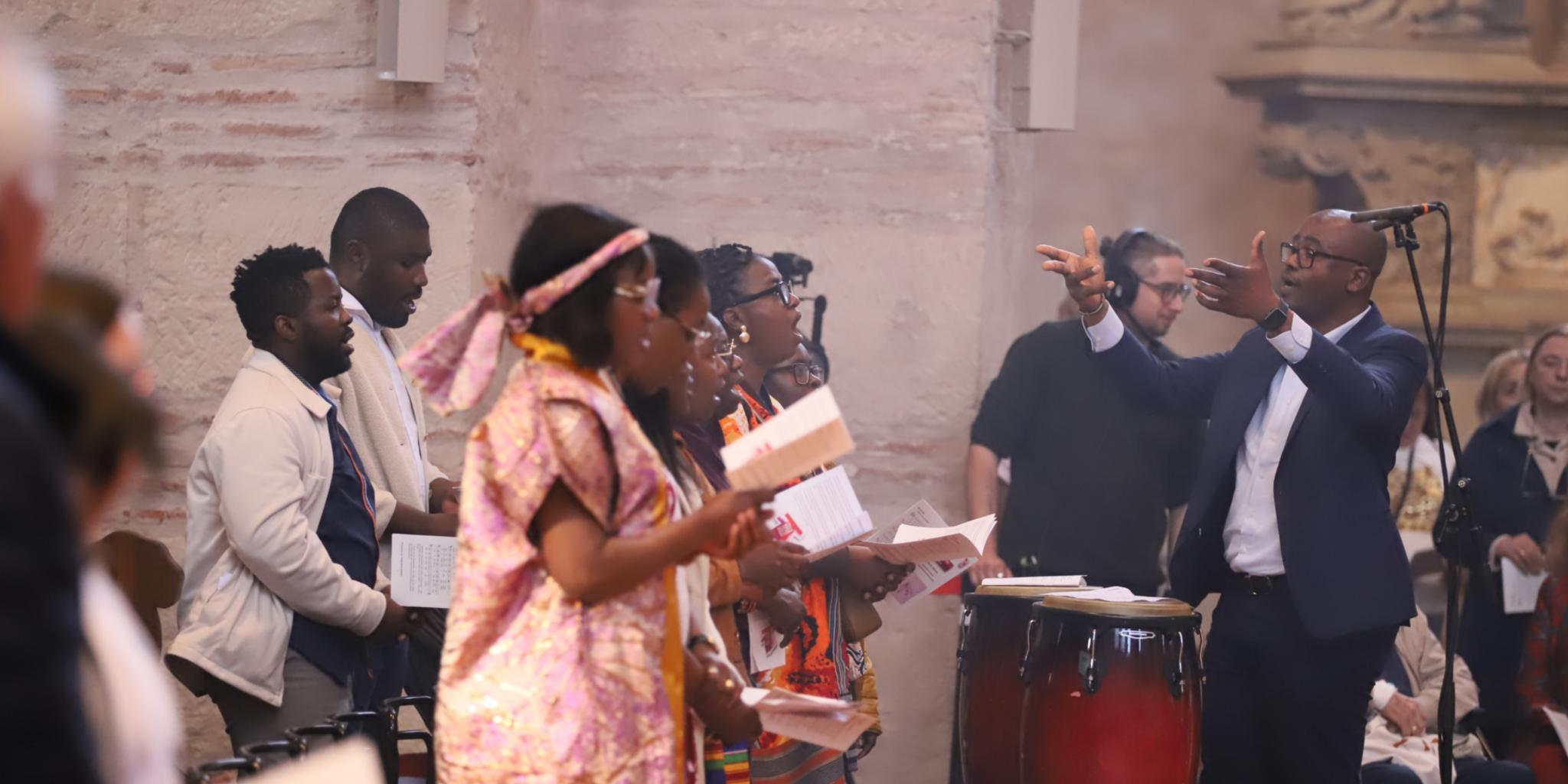 Muttersprachliche Gemeinden beim Musizieren im Trierer Dom