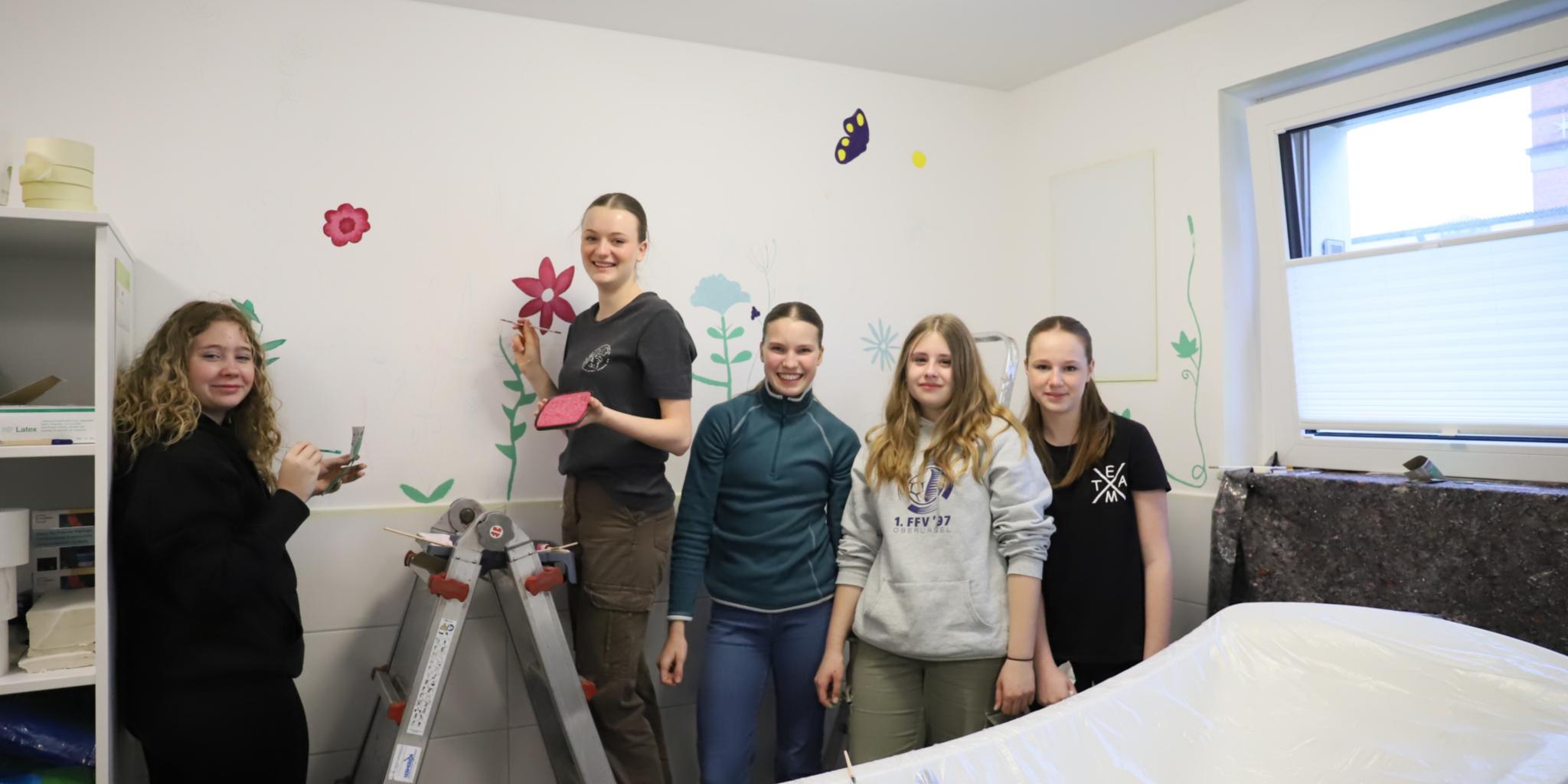 Die Messdienerinnen ab 14 haben sich der Verschönerung des Pflegebads gewidmet