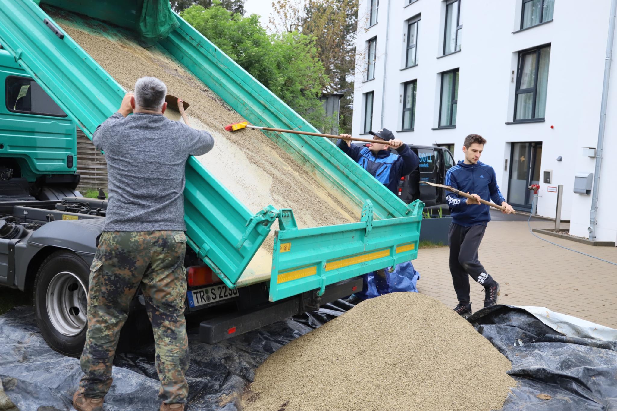Eurener Ortsvorsteher Christoph Schnorpfeil sponsort den Schotter und packt auch sonst mit an