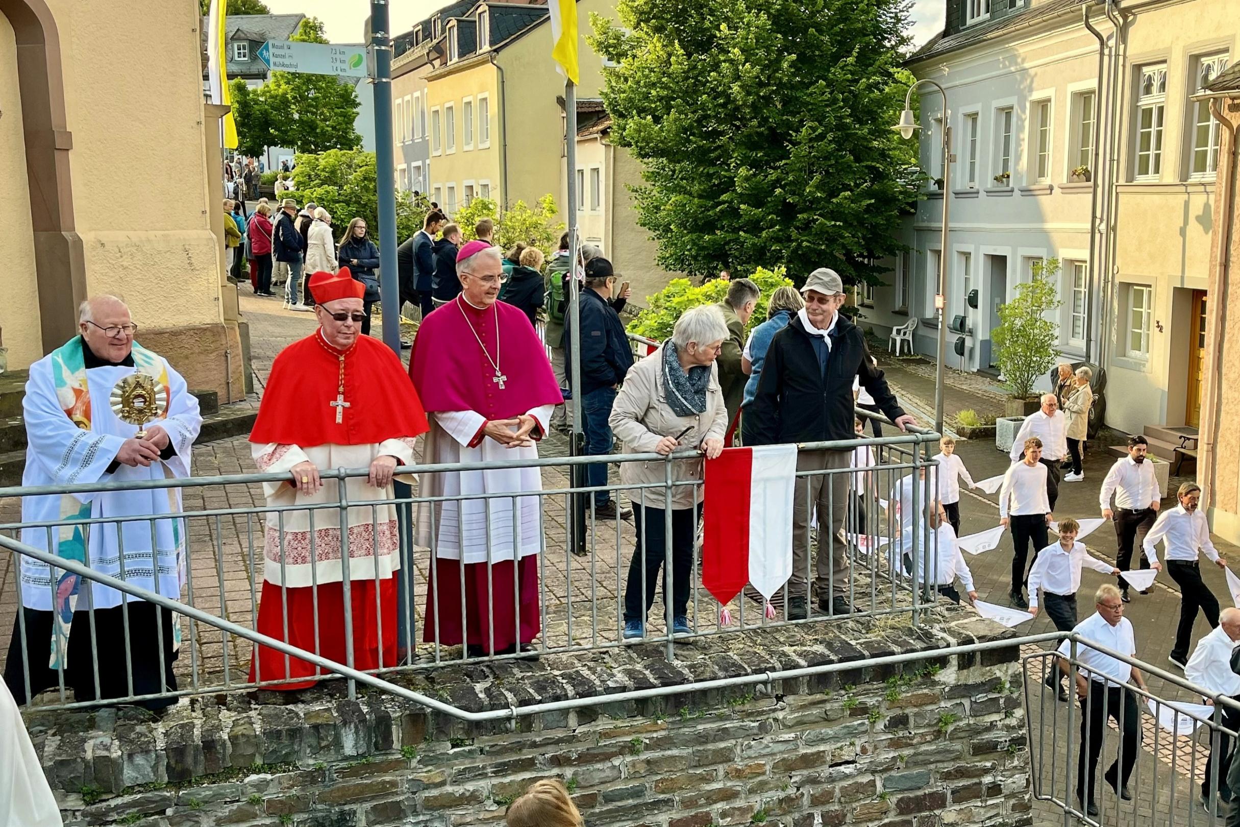 Segnung der Pilger und Springergruppen beim Gang in die Pfarrkirche.