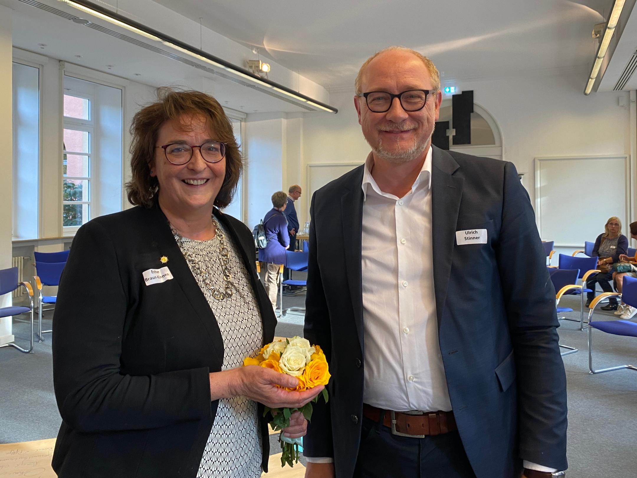 Esther Braun-Kinnen und Uli Stinner, stellvertretender Leiter des Bereichs Seelsorge und Kirchenentwicklung