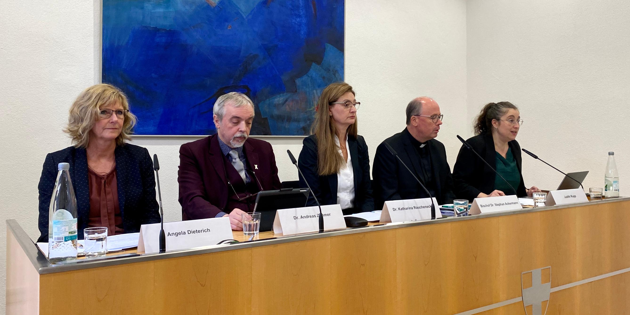 (Vlnr.) Angela Dieterich, Dr. Andreas Zimmer, Dr. Katharina Rauchenecker, Bischof Dr. Stephan Ackermann, Judith Rupp