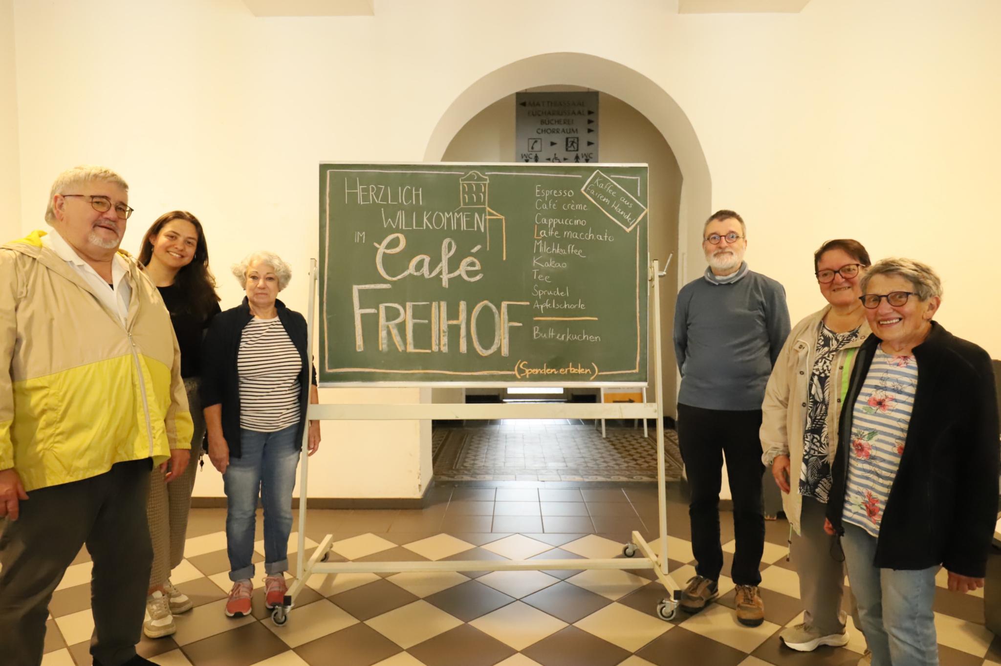 Elisabeth Pick (zweite Person von links) mit den Ehrenamtlichen des Café Freihof