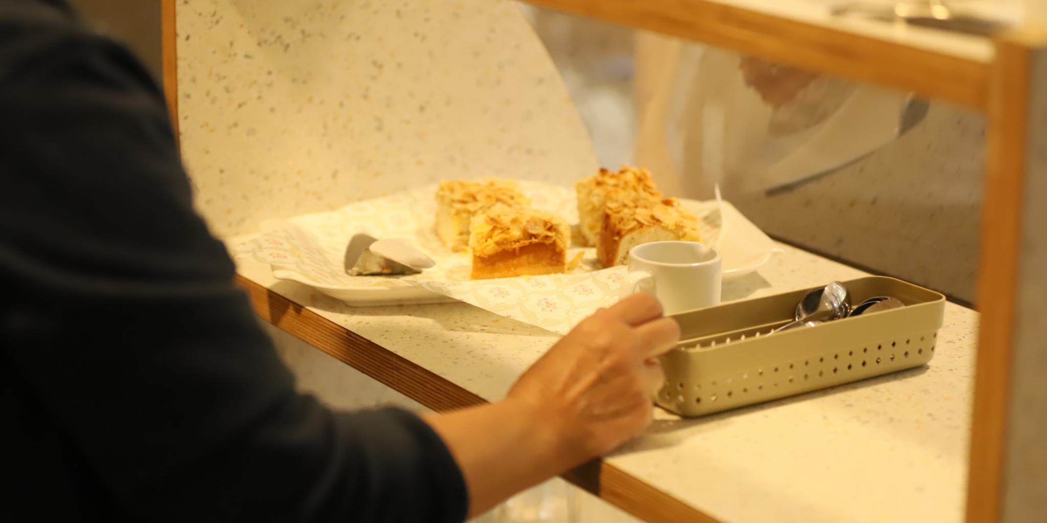 Kaffee und Kuchen gibt es im Café Freihof für eine Spende