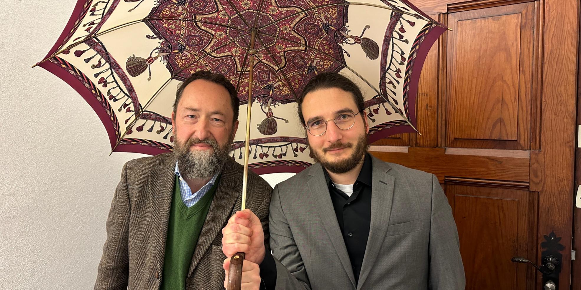 11 Grad, Regen: Ohne Schirm geht da gar nichts! Trotz der für Trier typischen Winter-Witterung fühlen sich Höring (li.) und Rößner wohl an ihrer neuen Wirkungsstätte.