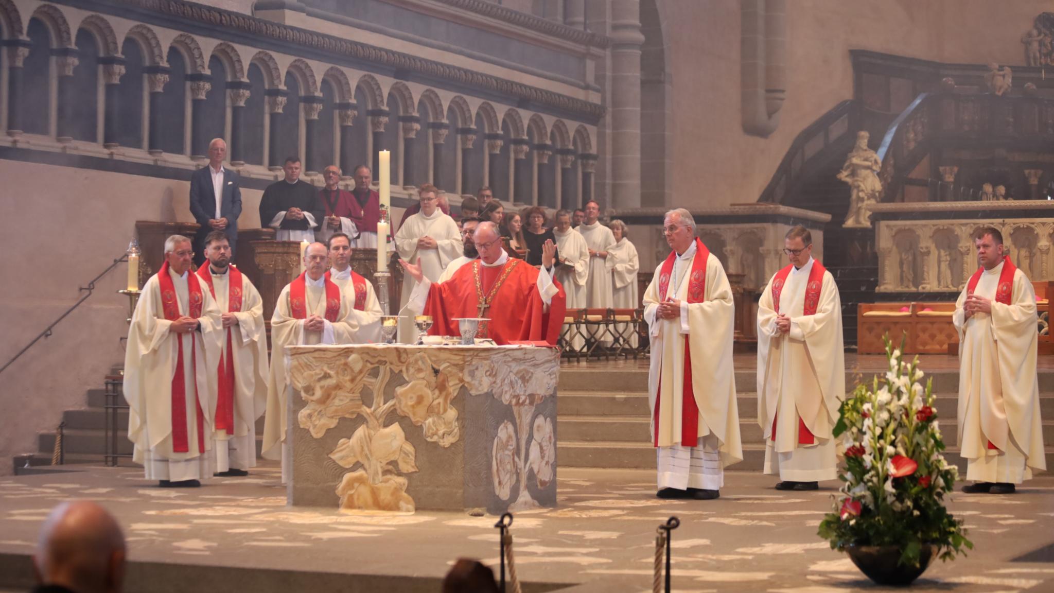 Bischof Ackermann stand dem Gottesdienst vor, den auch Oberbürgermeister Wolfram Leibe (hinten links in den Chorstühlen) mitfeierte.