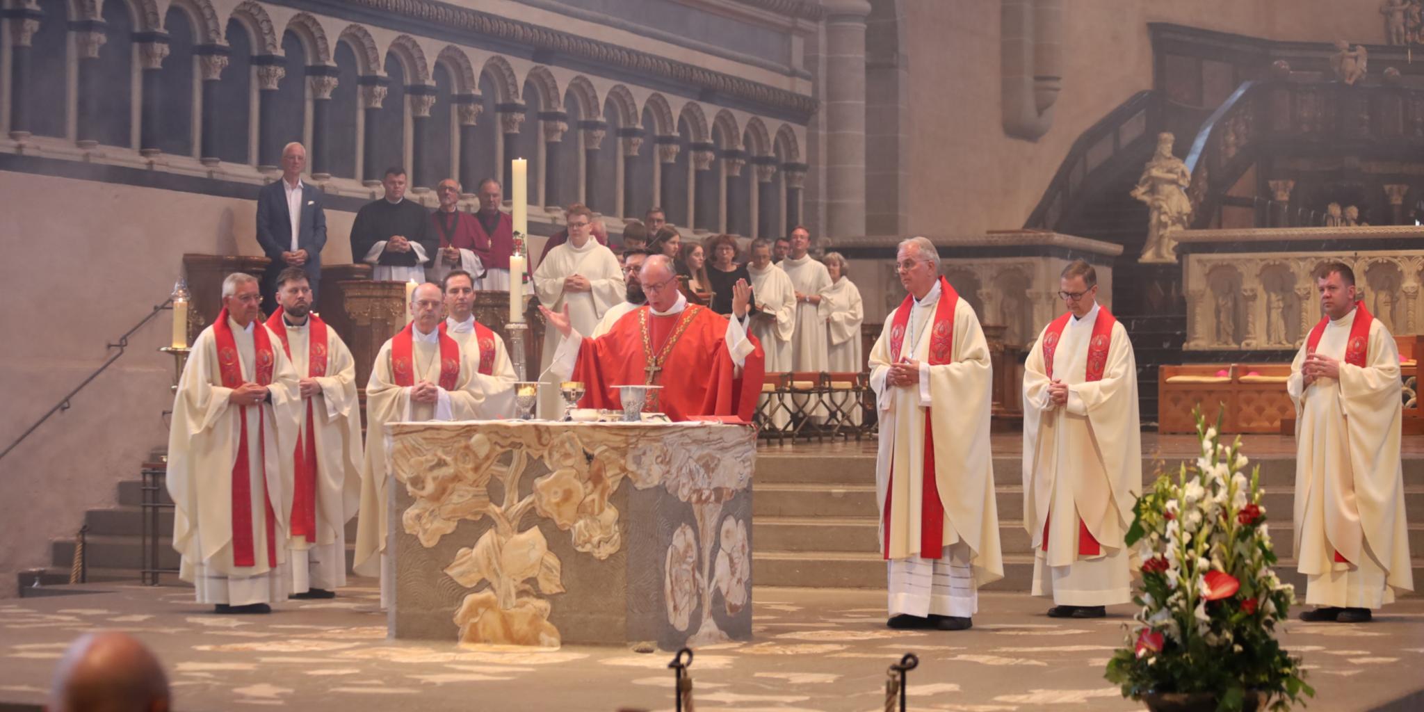 Bischof Ackermann stand dem Gottesdienst vor, den auch Oberbürgermeister Wolfram Leibe (hinten links in den Chorstühlen) mitfeierte.