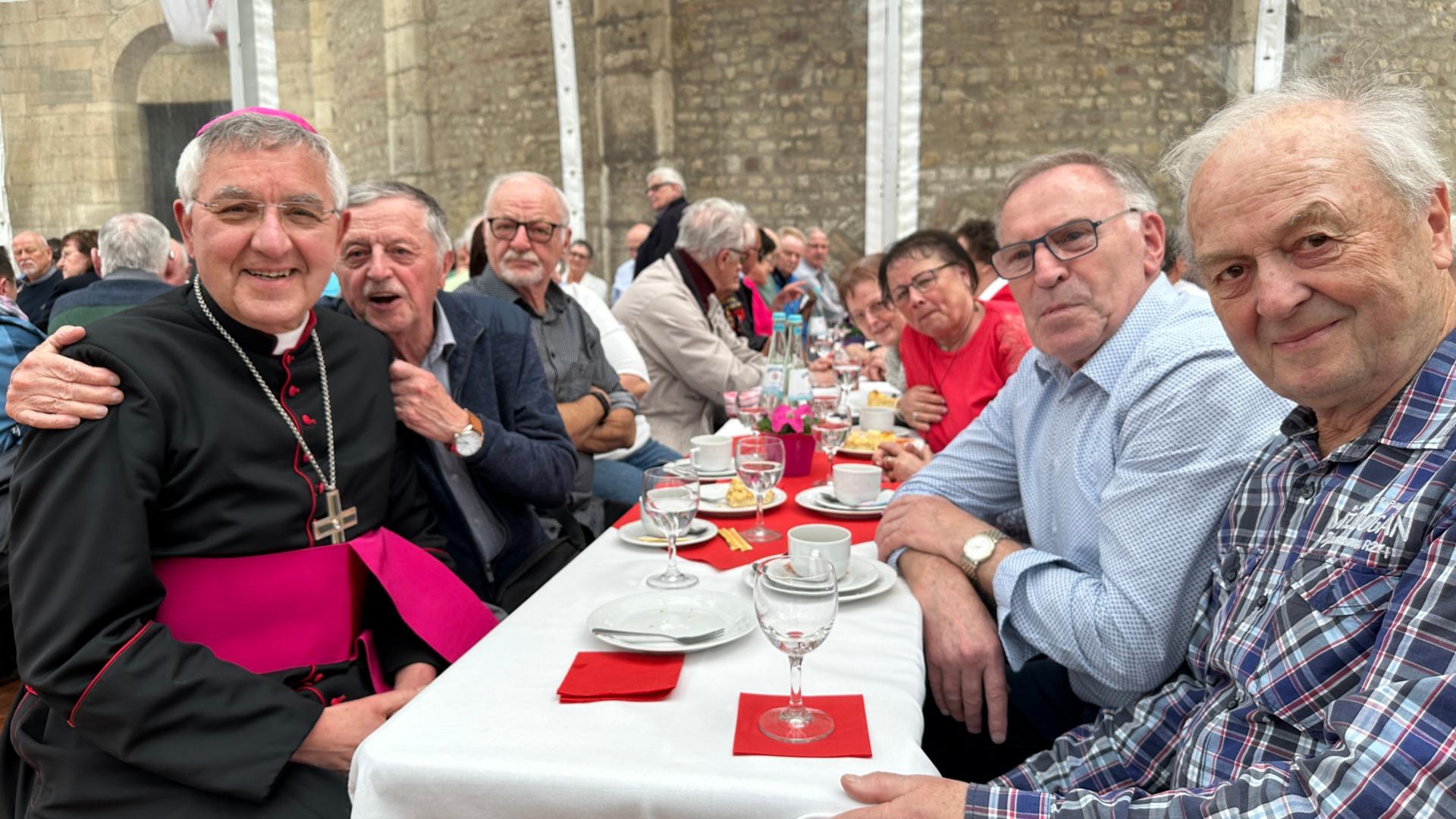 Weihbischof Gebert (links) beim Treffen der Ehejubilare im Begegnungszelt