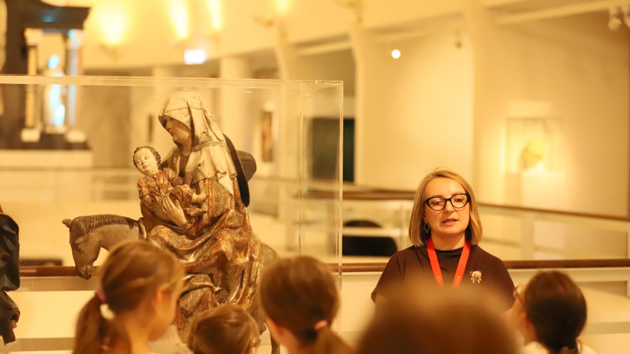 Polina Constantinova bei der Tierführung im Museum am Dom