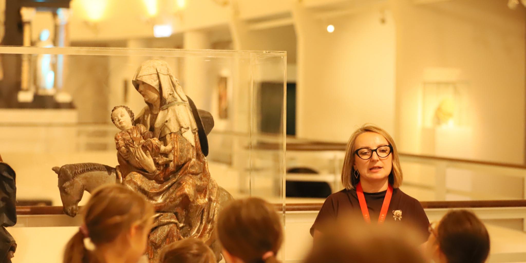 Polina Constantinova bei der Tierführung im Museum am Dom