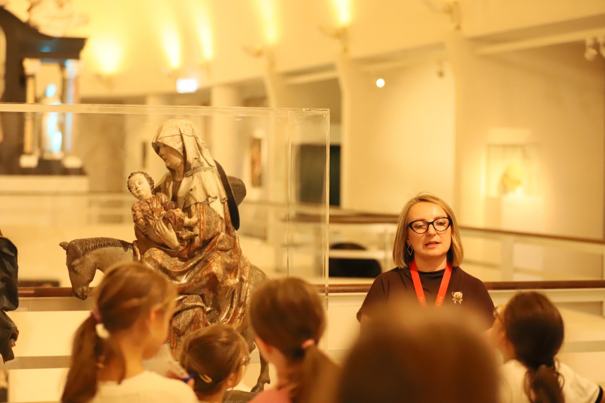 Polina Constantinova bei der Tierführung im Museum am Dom