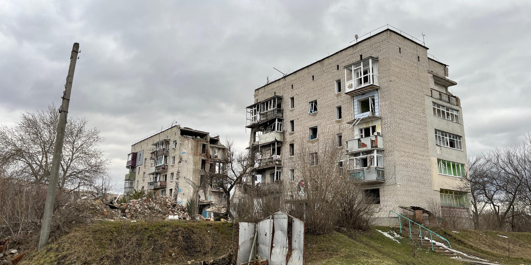 Ein zerstörter Gebäudeblock in der Ukraine