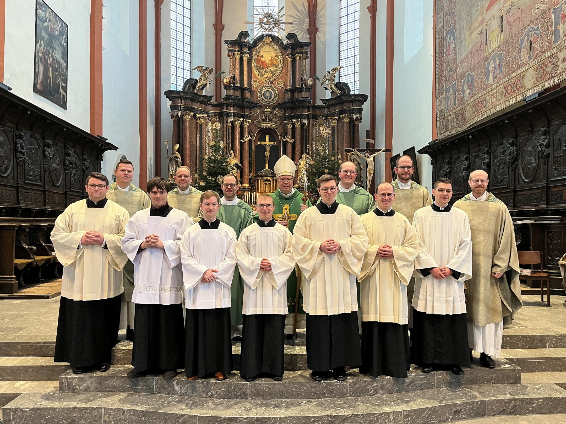 Bischof Ackermann mit der Seminargemeinschaft des Priesterseminars