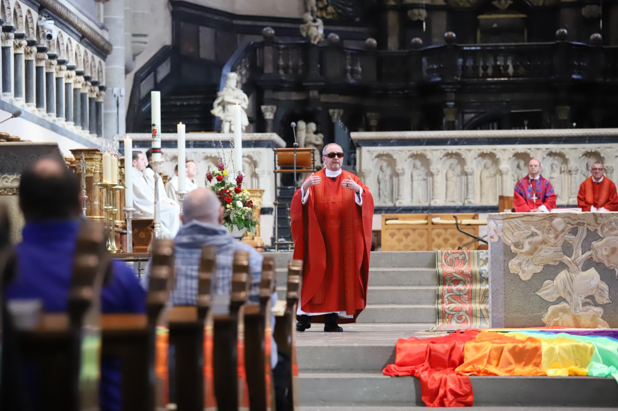 Pfarrer Matthias Holzapfel führt in den Gottesdienst ein.