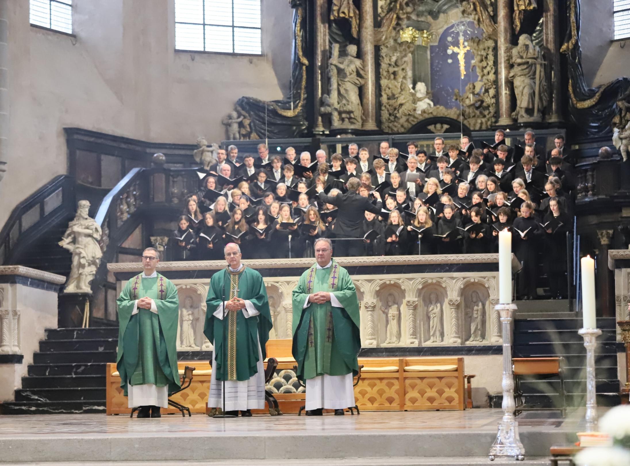 Im Gottesdienst sangen der Trierer Domchor und der Kathedraljugendchor