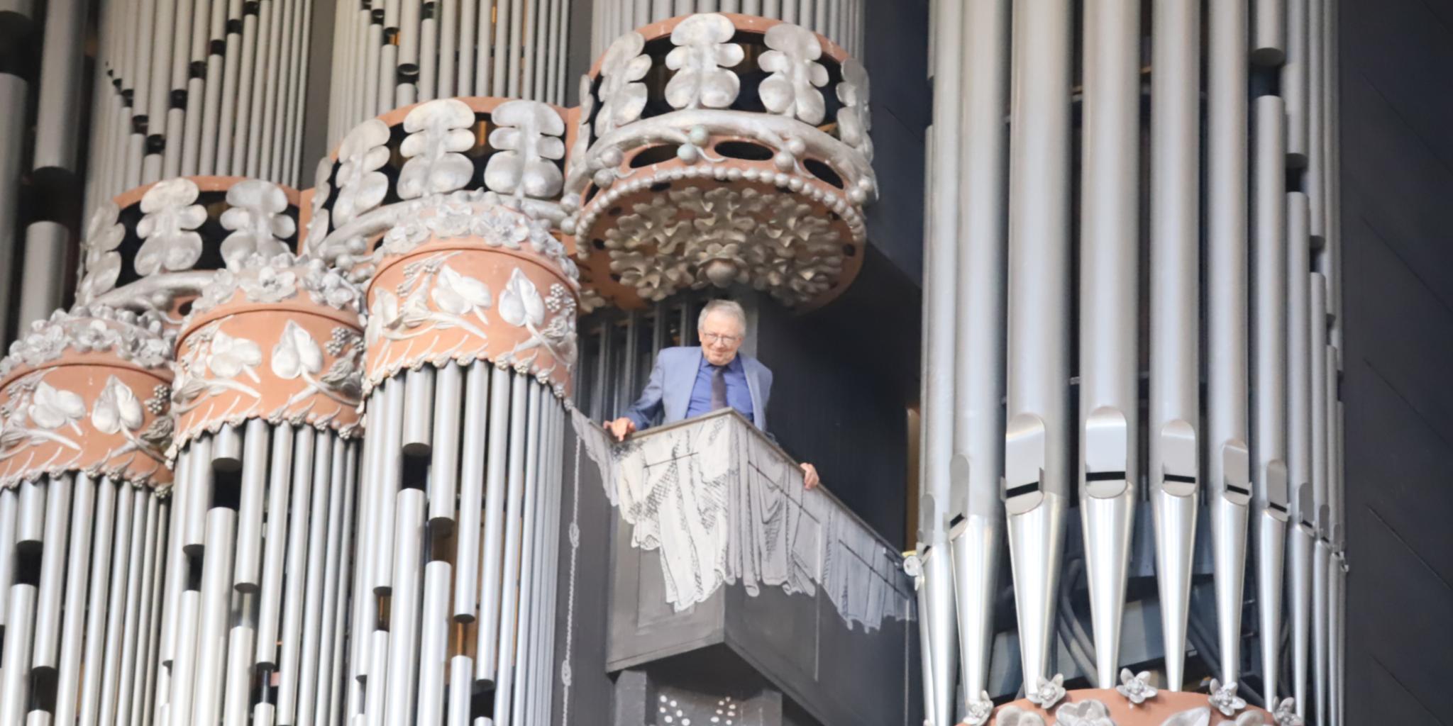 Josef Still blickt von der Domorgel auf die Gottesdienstgemeinde im Trierer Dom