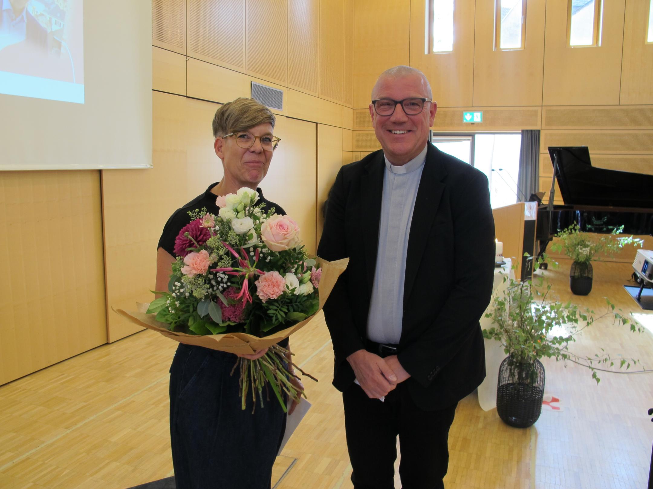 Josef Still inmitten von Gästen