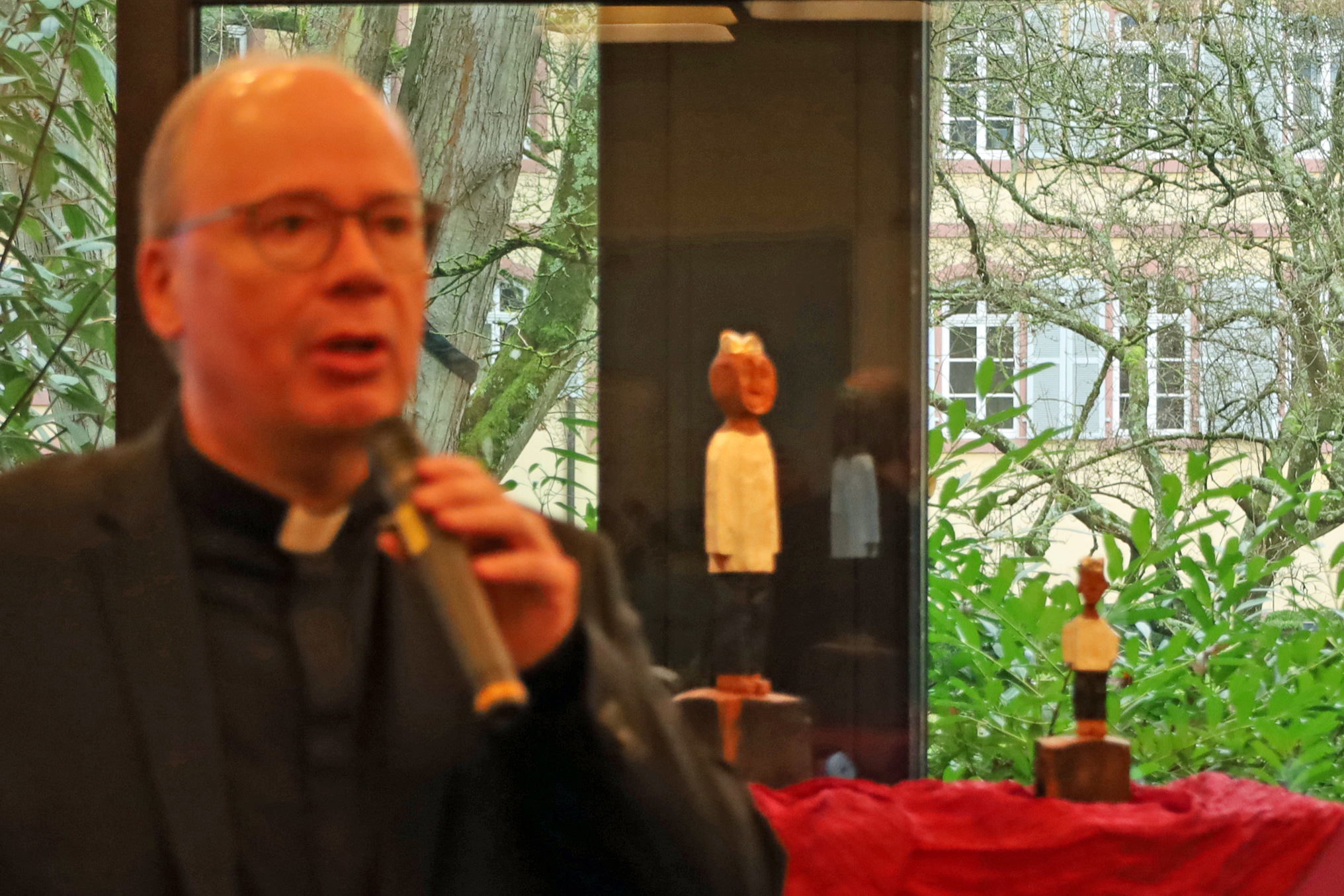 Bischof Ackermann im Gespräch mit den Schüler*innen