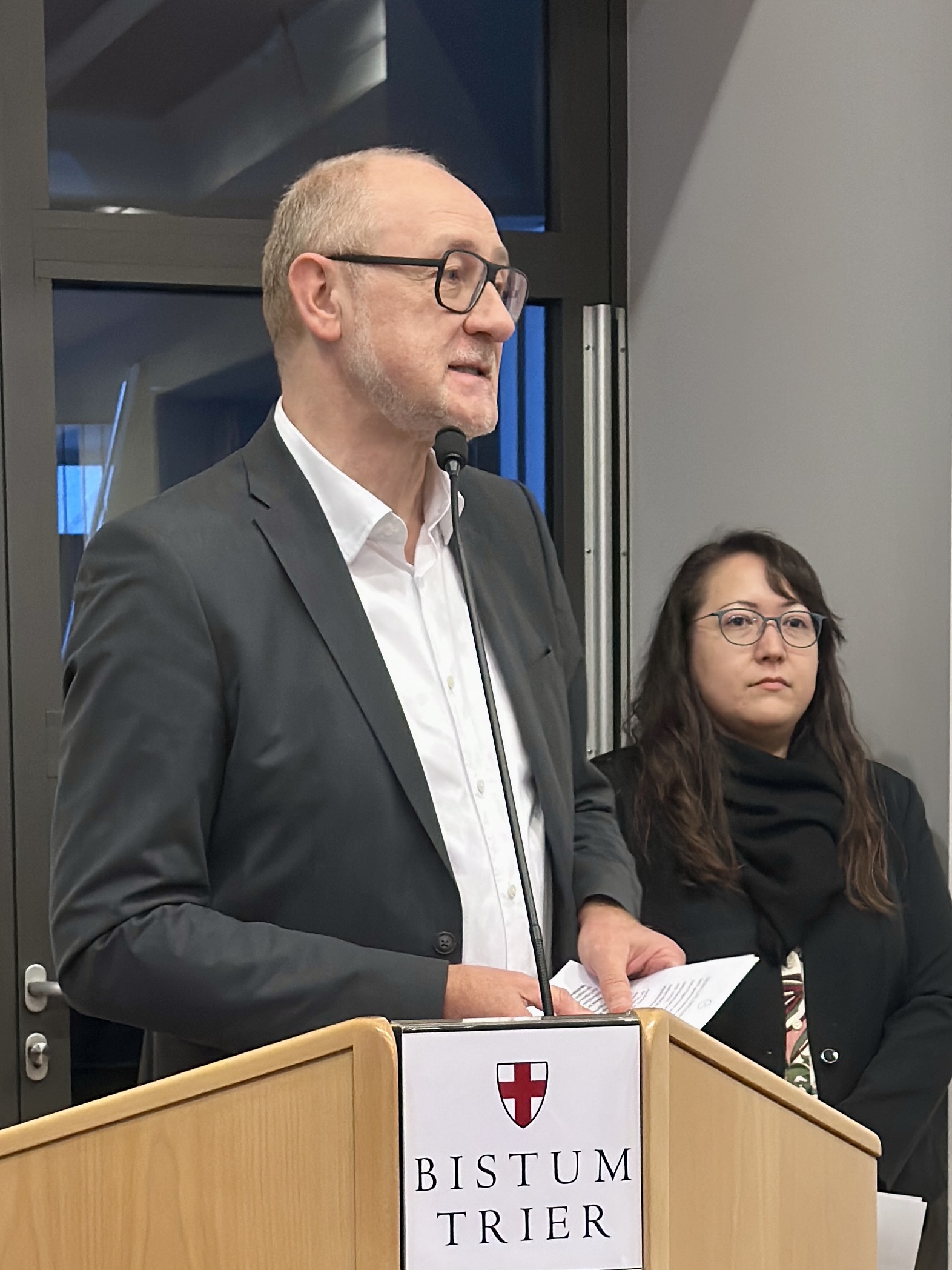 Abteilungsleiter Ulrich Stinner gab einen Rückblick auf das Wirken Pfarrer Waldorfs, daneben Mirjam Lutgen, zuständig für die Bistumswallfahrten.