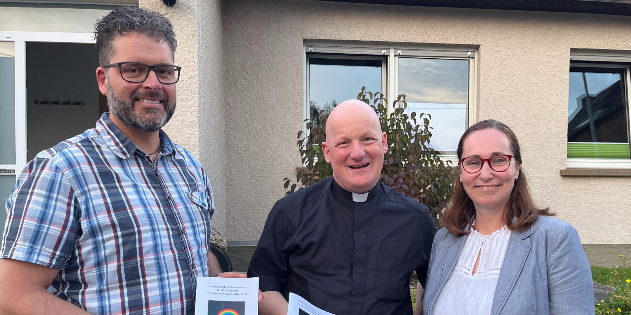 Sie stellen das Institutionelle Schutzkonzept für die Pfarreien im Pastoralen Raum Kaisersesch vor (v. links) Pastoralreferent Frank Hoffmann, Dekan Michael Wilhelm und Gemeindereferentin Stefanie Heinzen.